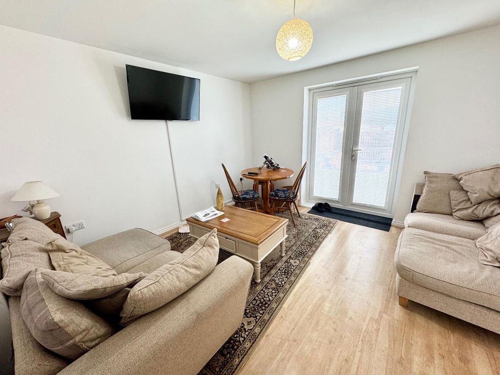 Property photo 3 of 14 Lounge