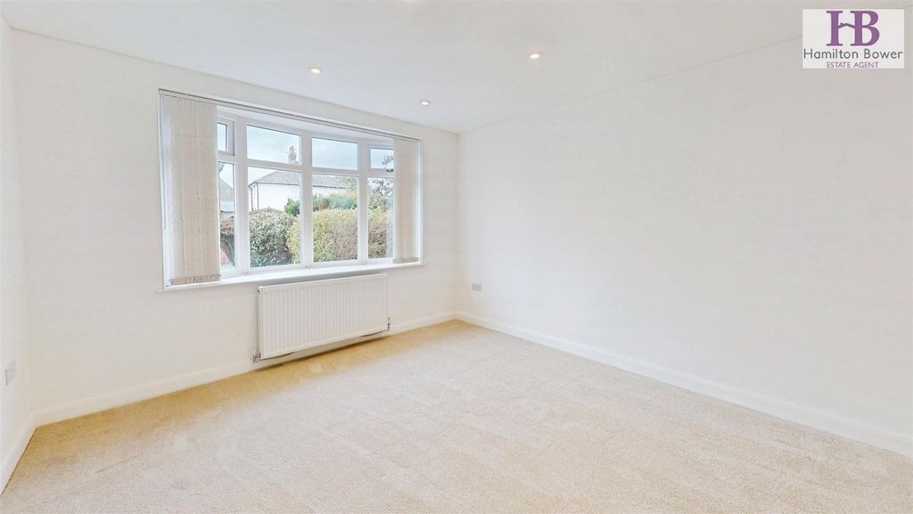 Property photo 3 of 19 Lounge