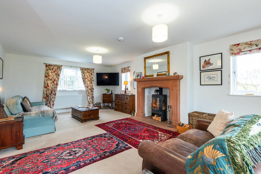 Property photo 3 of 28 Lounge