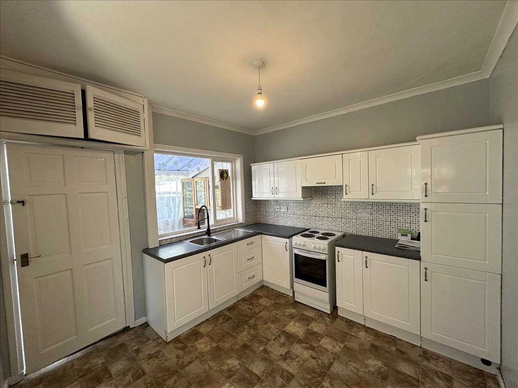 Property photo 3 of 14 Lounge: