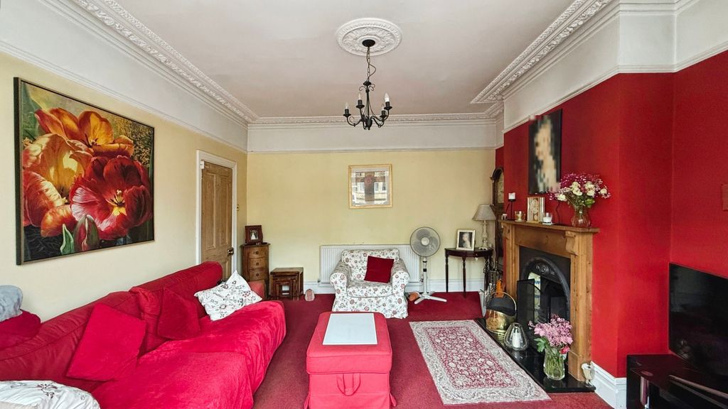 Property photo 3 of 31 Lounge