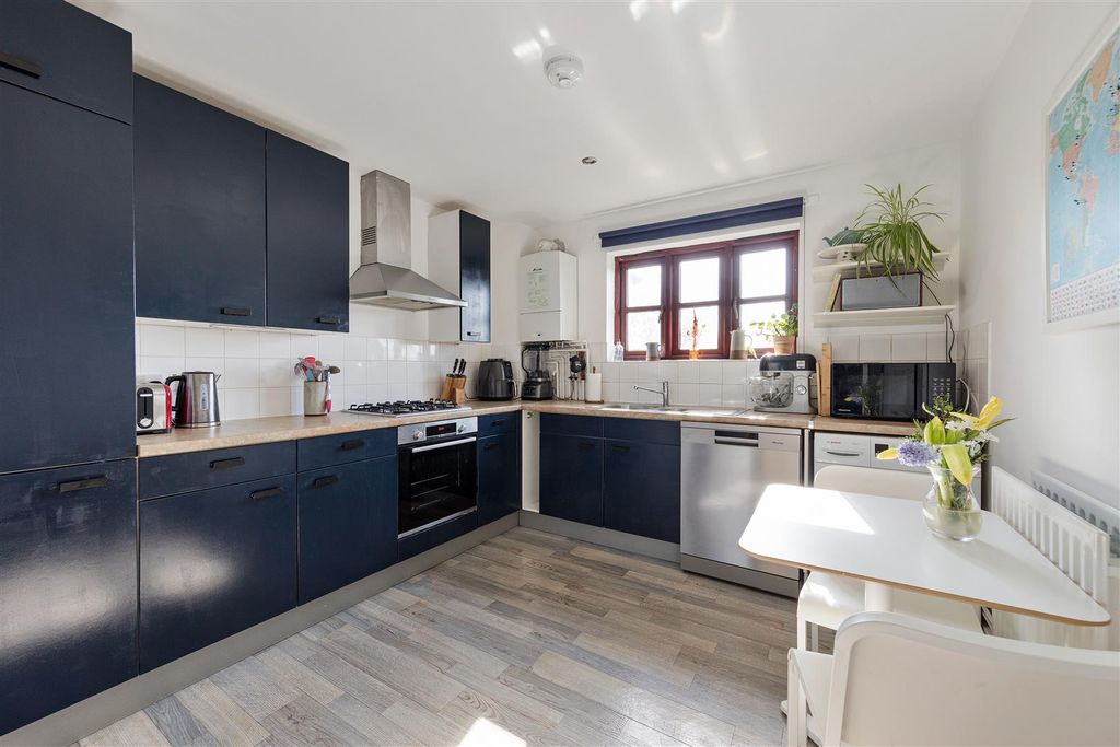 Property photo 3 of 29 Falmouth Way, E17