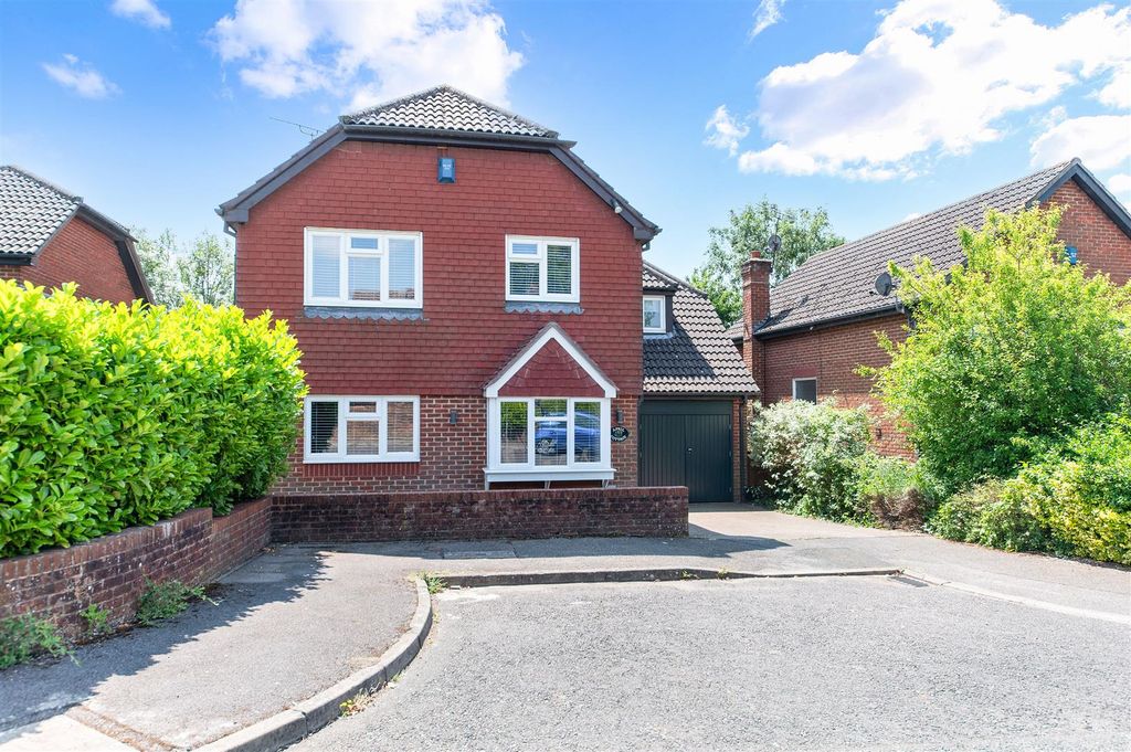 Property photo 1 of 21 Chaucer Close,8- (2).Jpg
