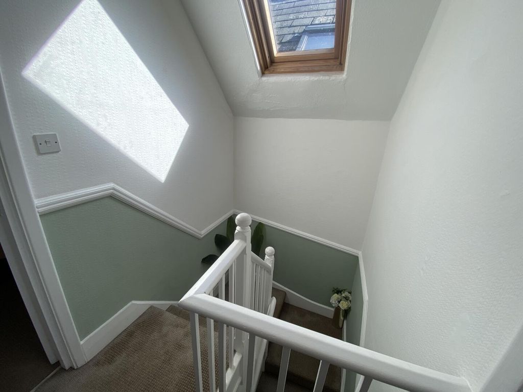 Property photo 3 of 8 Landing