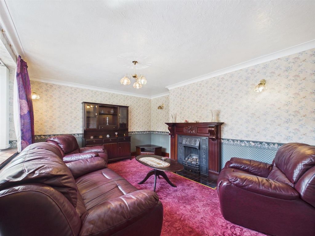 Property photo 3 of 13 Lounge