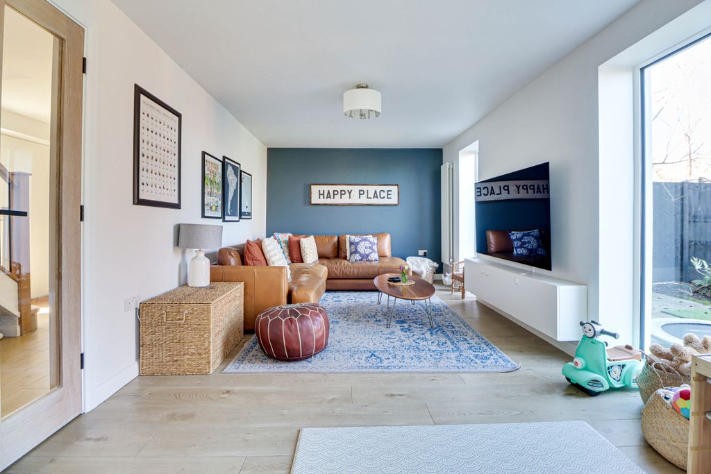 Property photo 2 of 24 Lounge