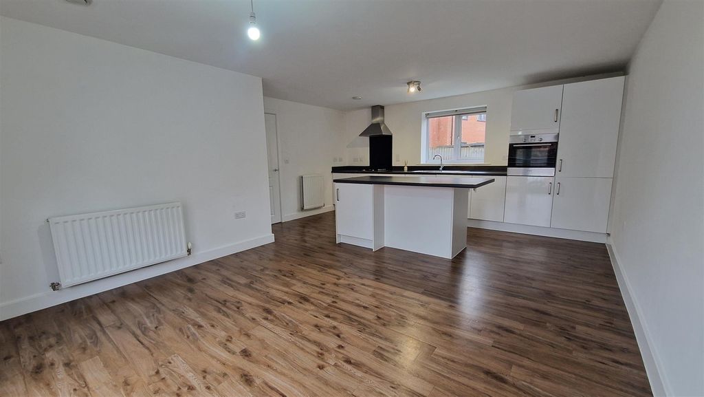 Property photo 2 of 13 Lounge/Kitchen