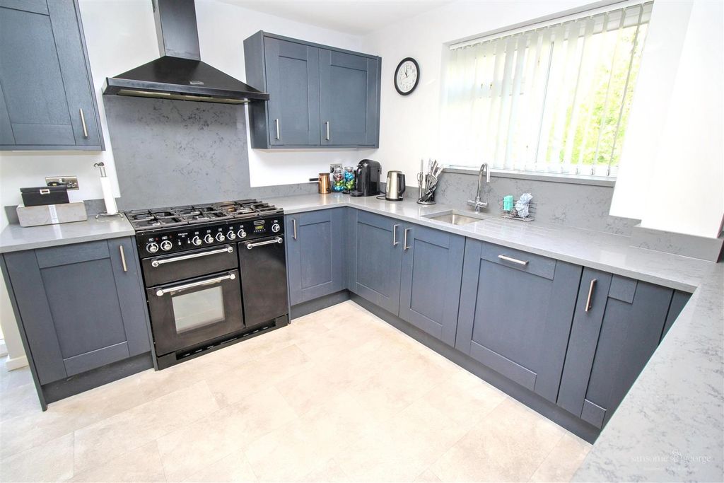 Property photo 2 of 17 Kitchen