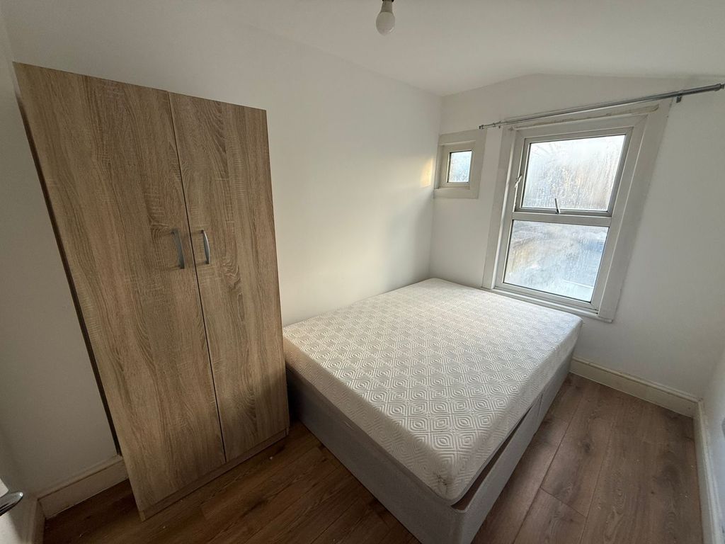 Property photo 1 of 6 Bedroom