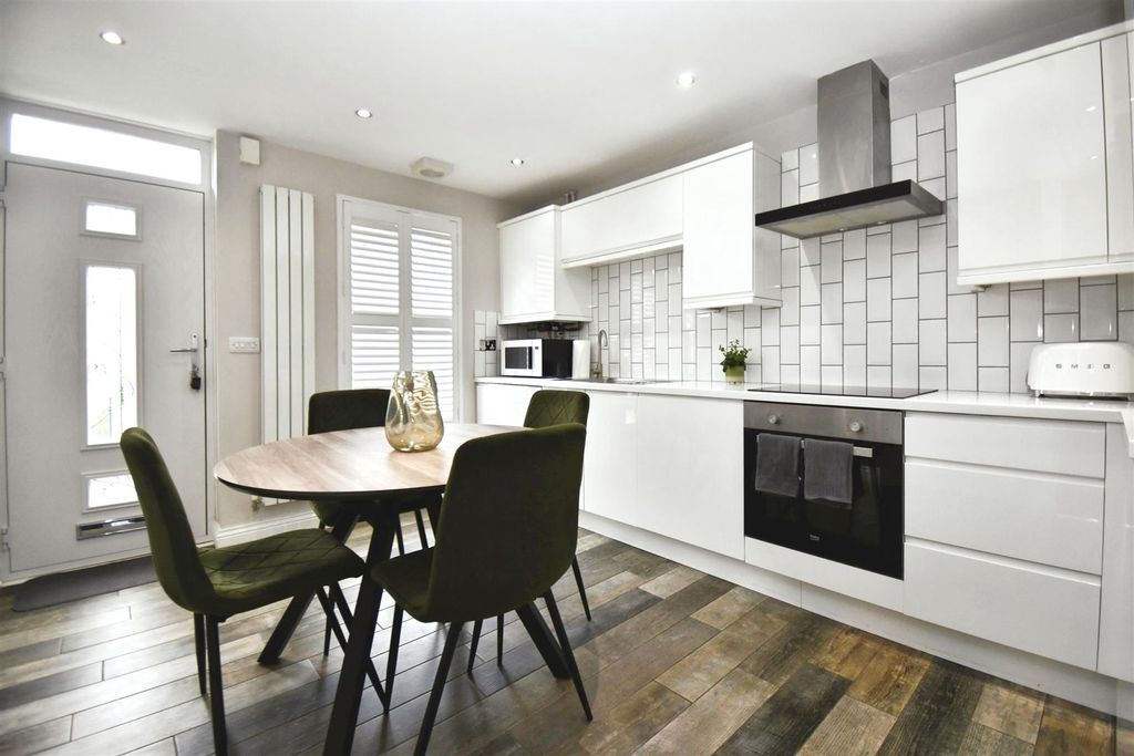 Property photo 3 of 27 Kitchen/Diner