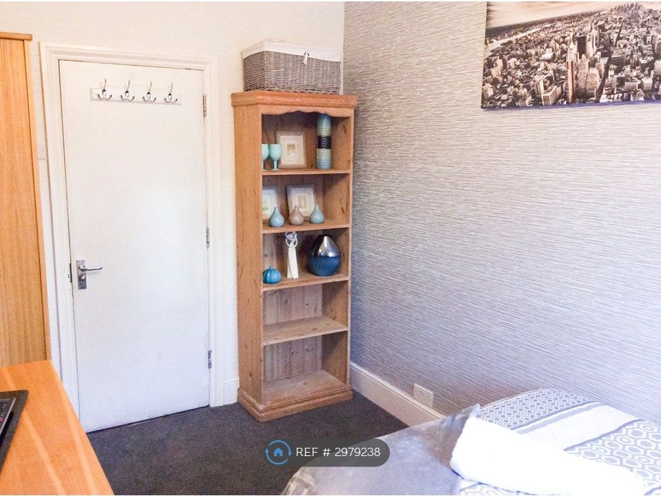 Property photo 2 of 10 2 x Single Wardrobes