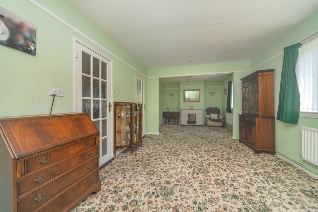 Property photo 2 of 28