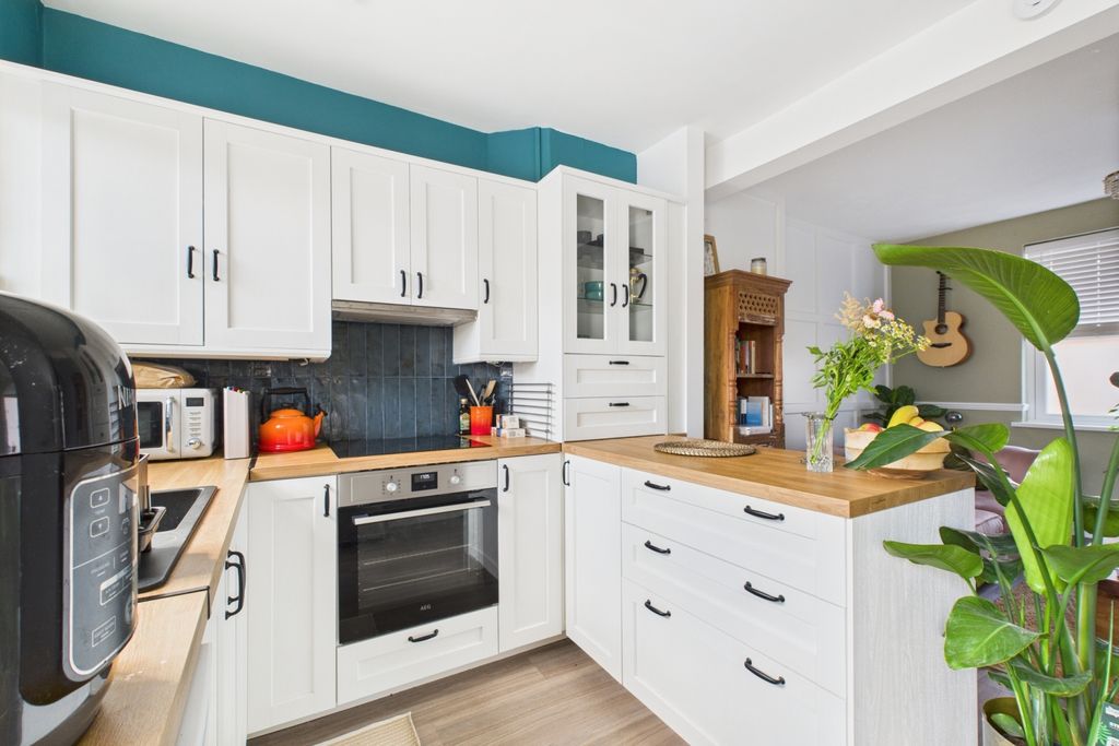 Property photo 2 of 10 Kitchen 2