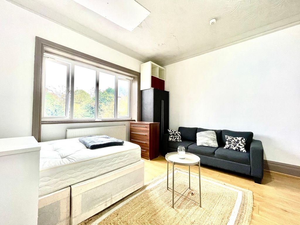 Property photo 3 of 6 Photo 2