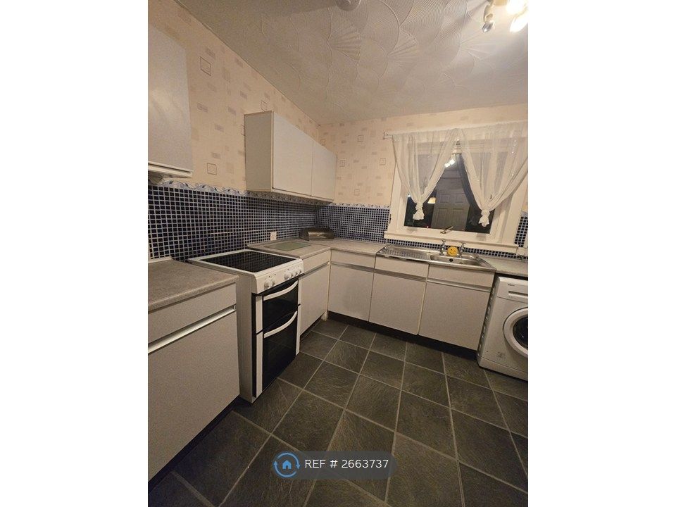 Property photo 3 of 10 Kitchen