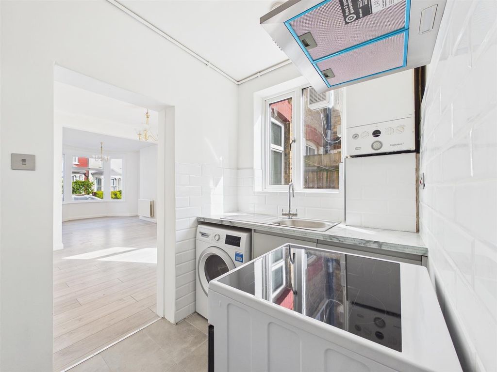 Property photo 3 of 16 Cam01358G0-Pr0228-Still021.Jpg