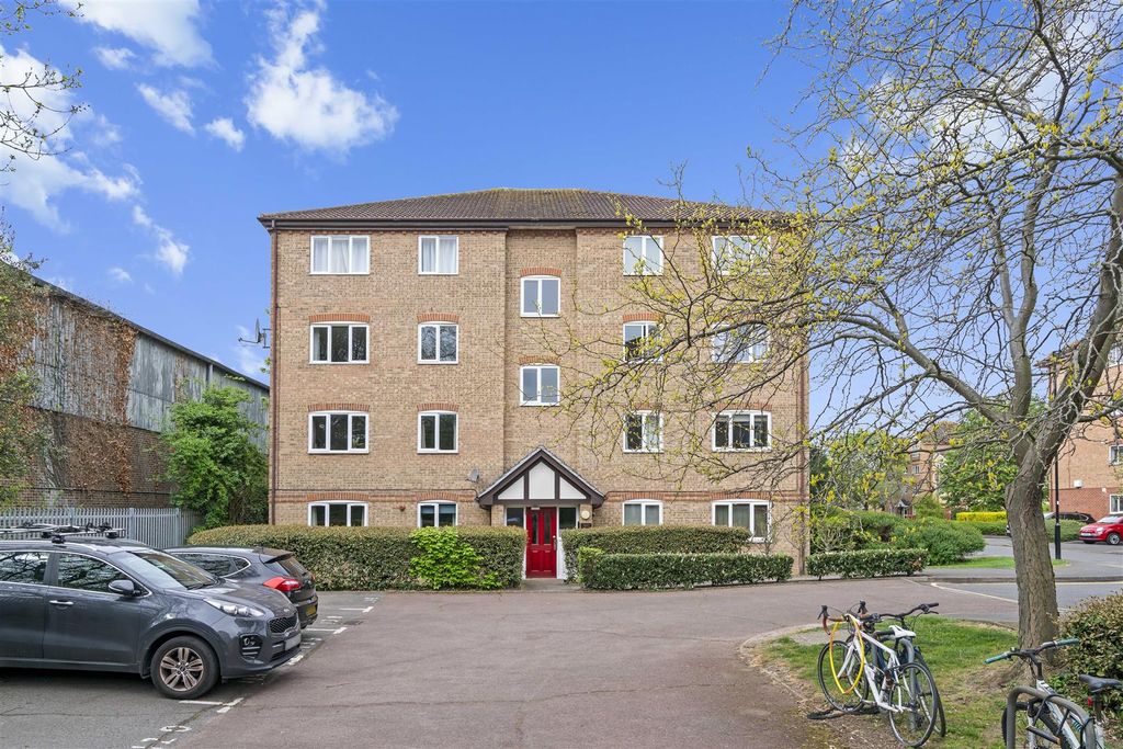 Property photo 1 of 18 147 Varsity Drtwickenham Tw1 1Al-18.Jpg