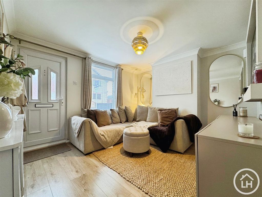 Property photo 2 of 17 Lounge