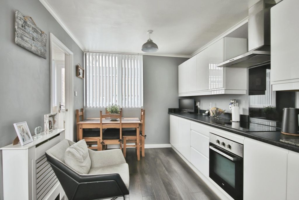 Property photo 3 of 18 4430946