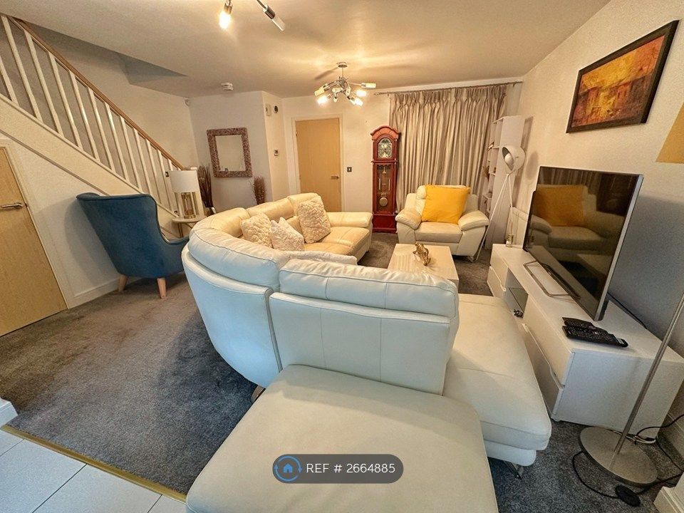 Property photo 1 of 14 Living Room