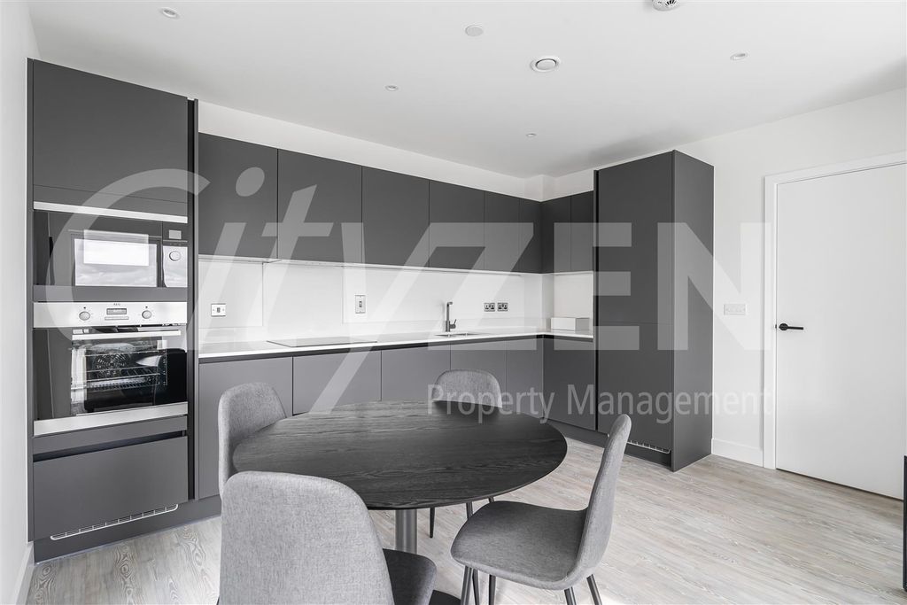 Property photo 2 of 22 Kitchen/Reception