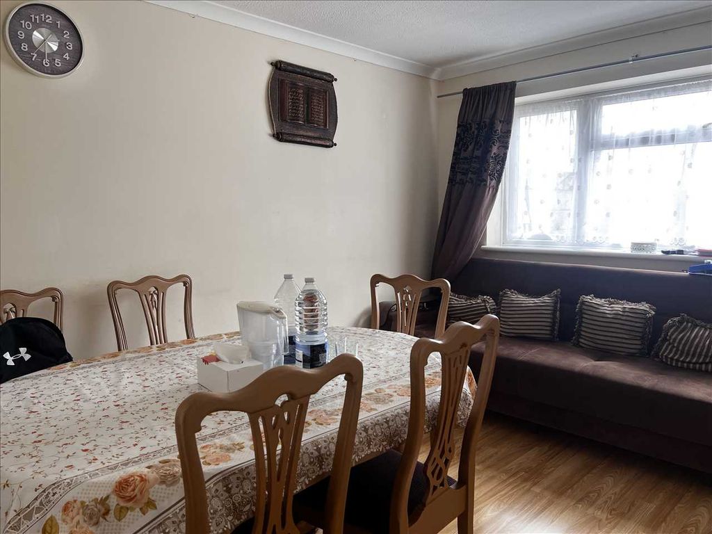 Property photo 3 of 9 Dining Room