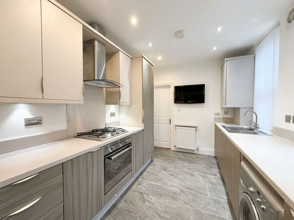 Property photo 3 of 11 Kitchen
