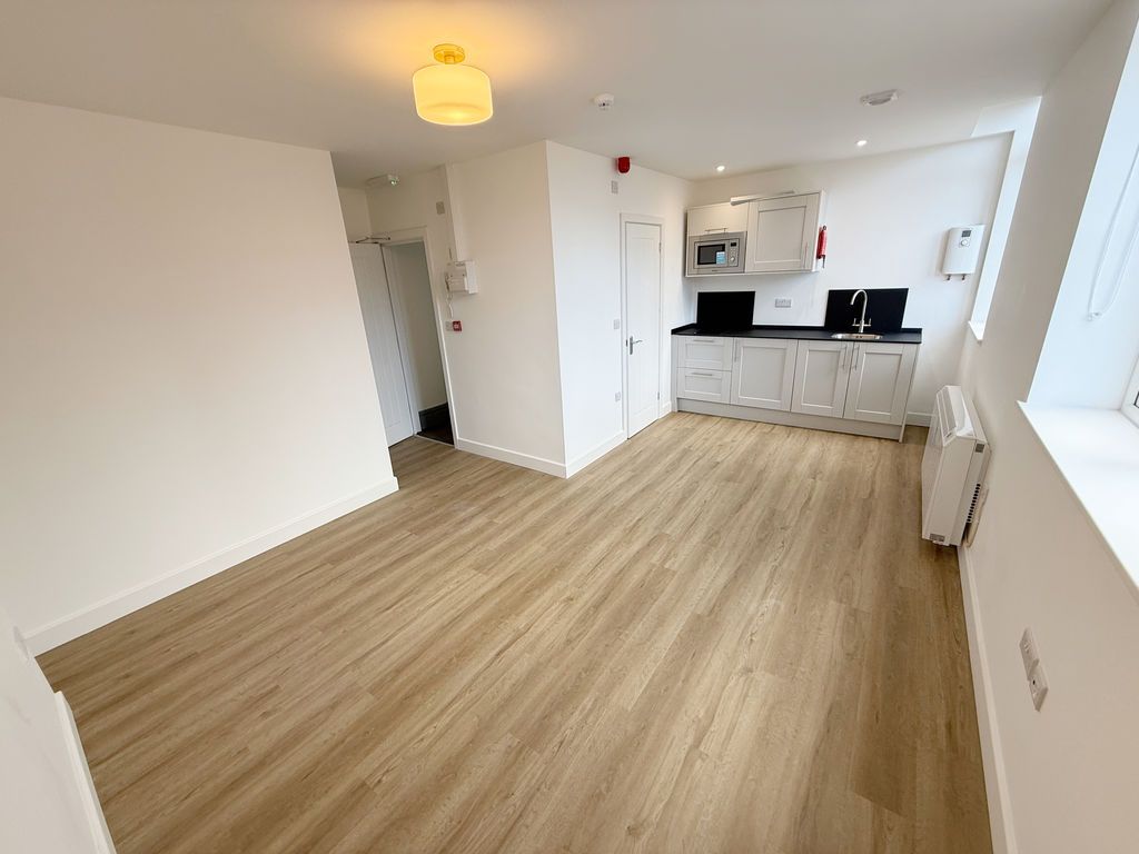 Property photo 3 of 7 Living Room / Bedroom