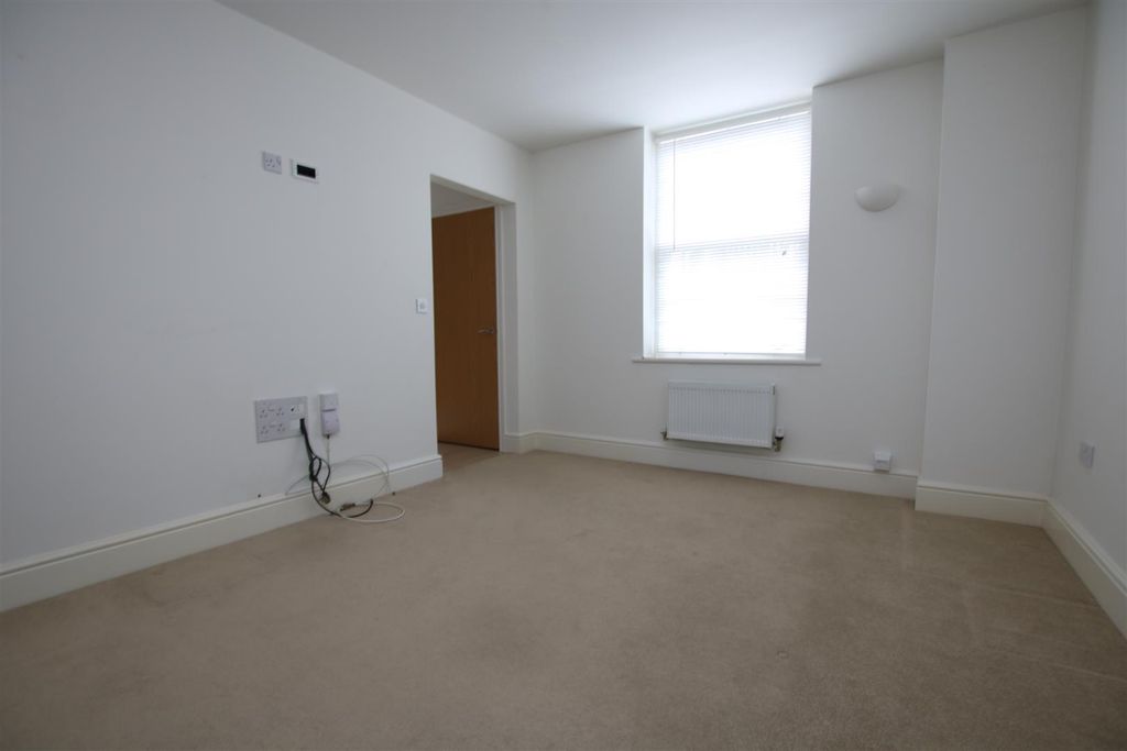 Property photo 3 of 7 Lounge.Jpg
