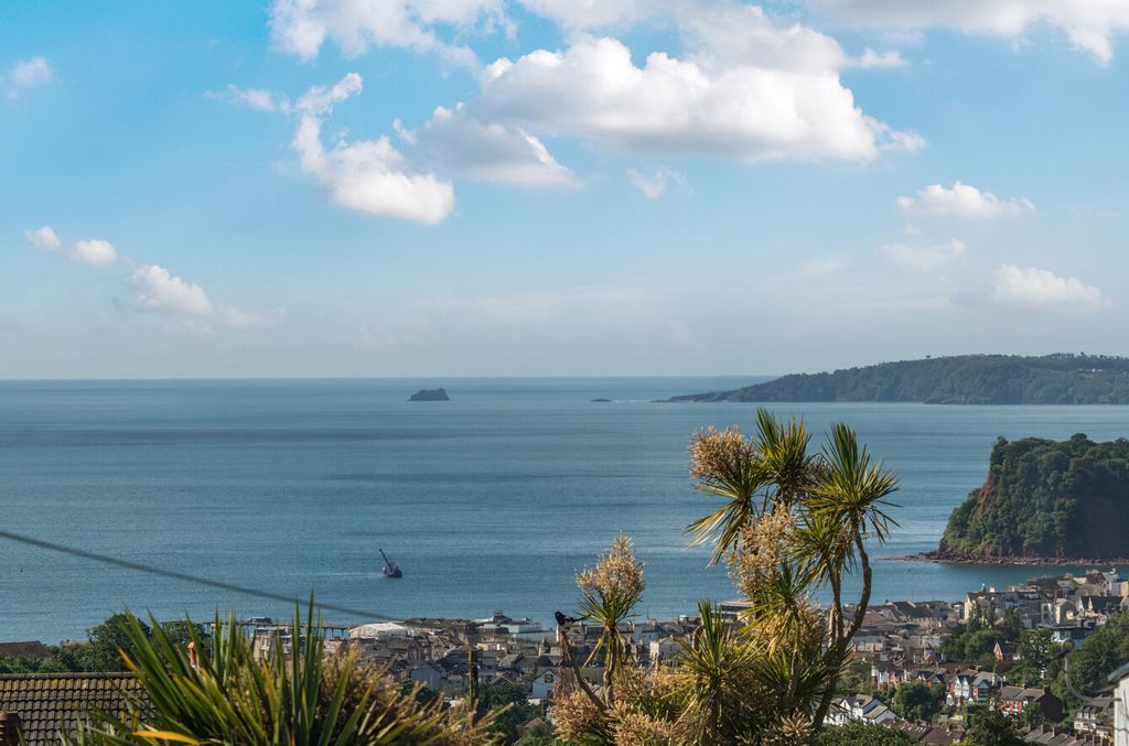 Property photo 3 of 17 Sea View
