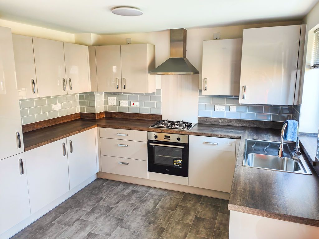 Property photo 3 of 12 Kitchen