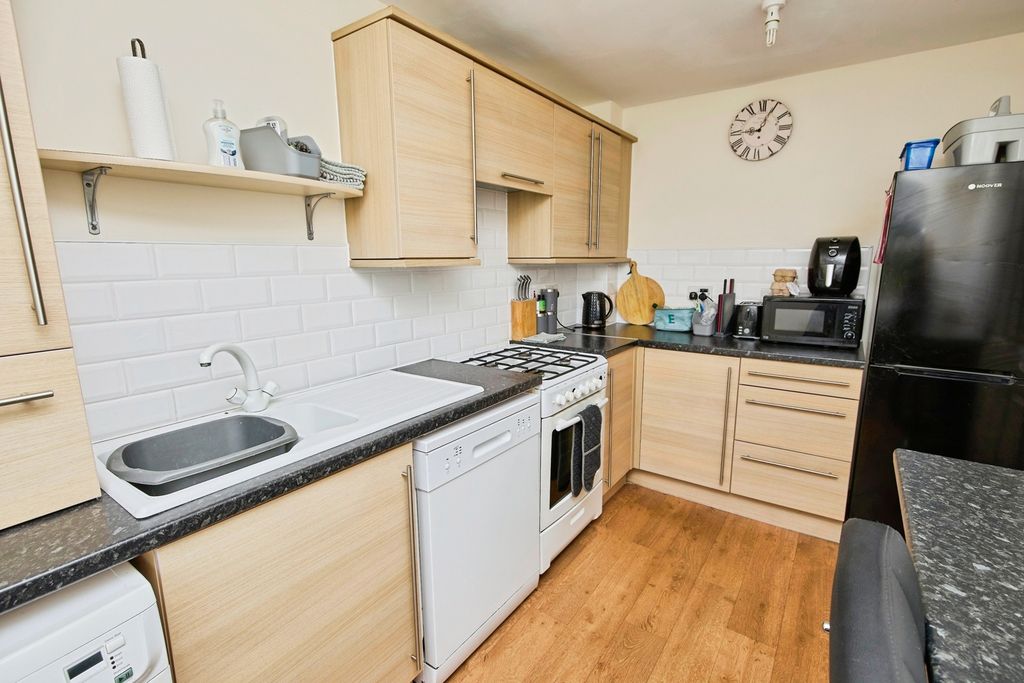 Property photo 3 of 17 Kitchen