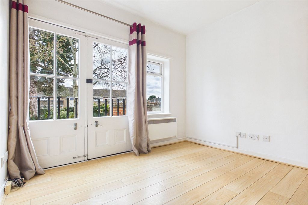 Property photo 3 of 11 Living Room