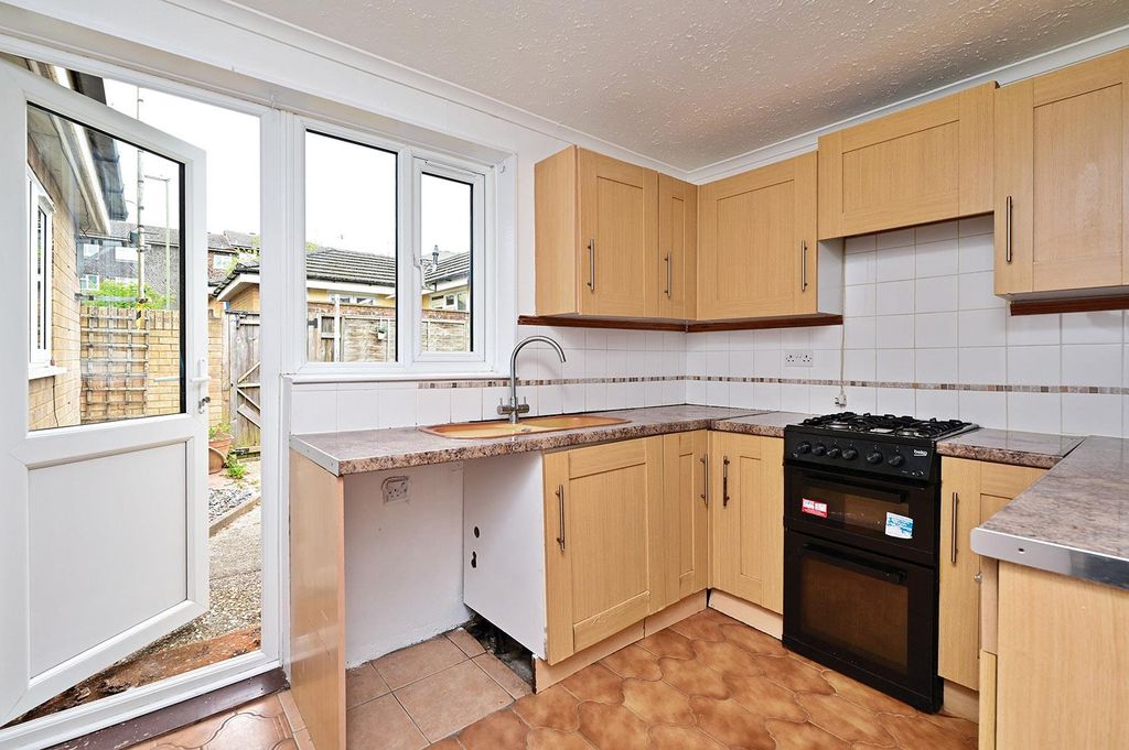 Property photo 2 of 11 Glastonbury Close
