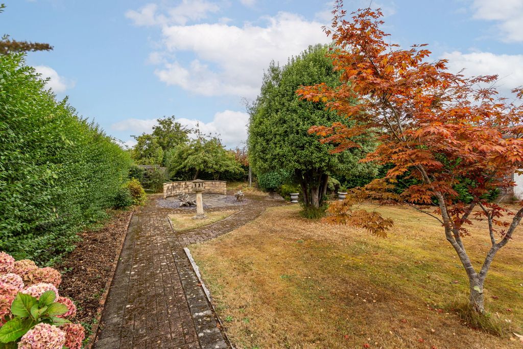 Property photo 2 of 33