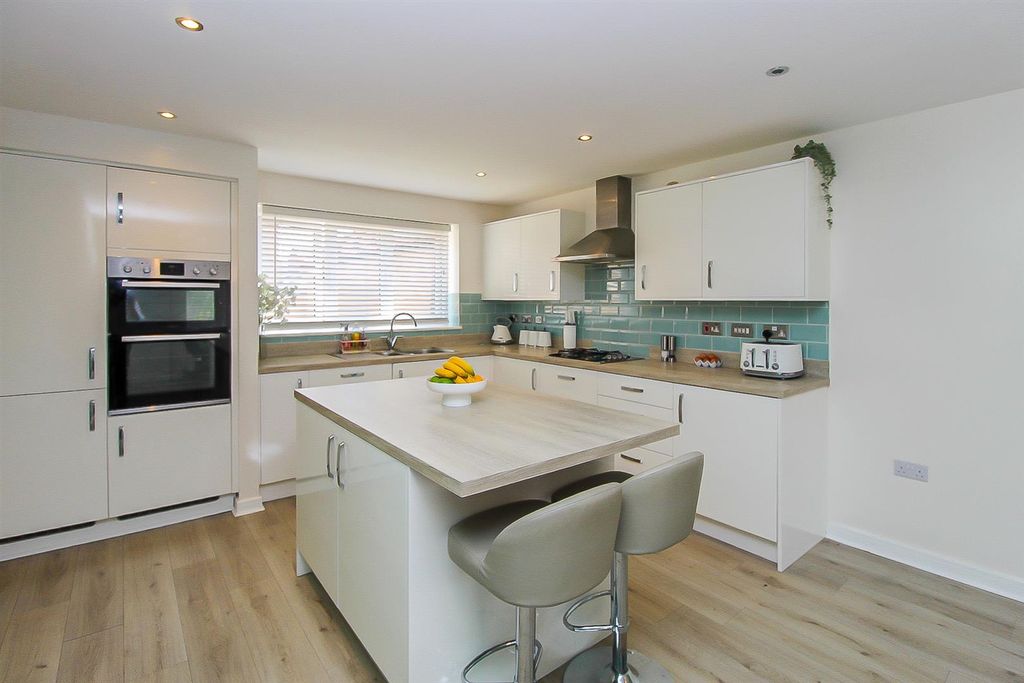 Property photo 3 of 18 Kitchen/Dining Room