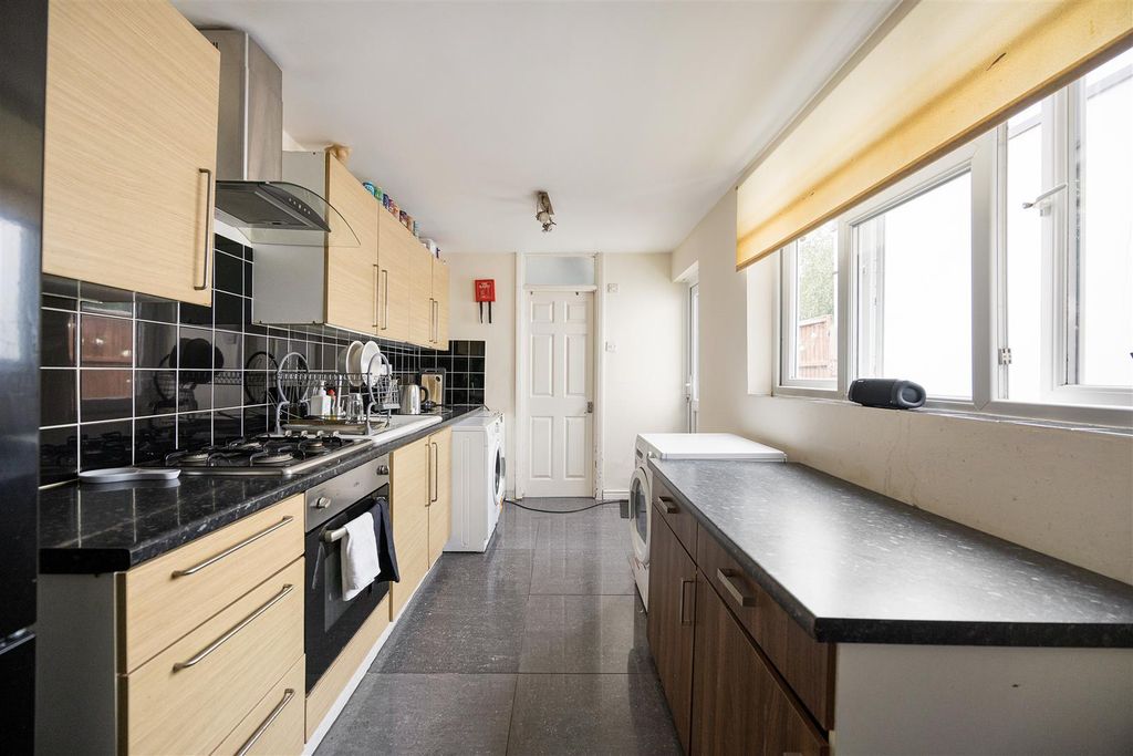 Property photo 3 of 17 Huddlestone Road, E7