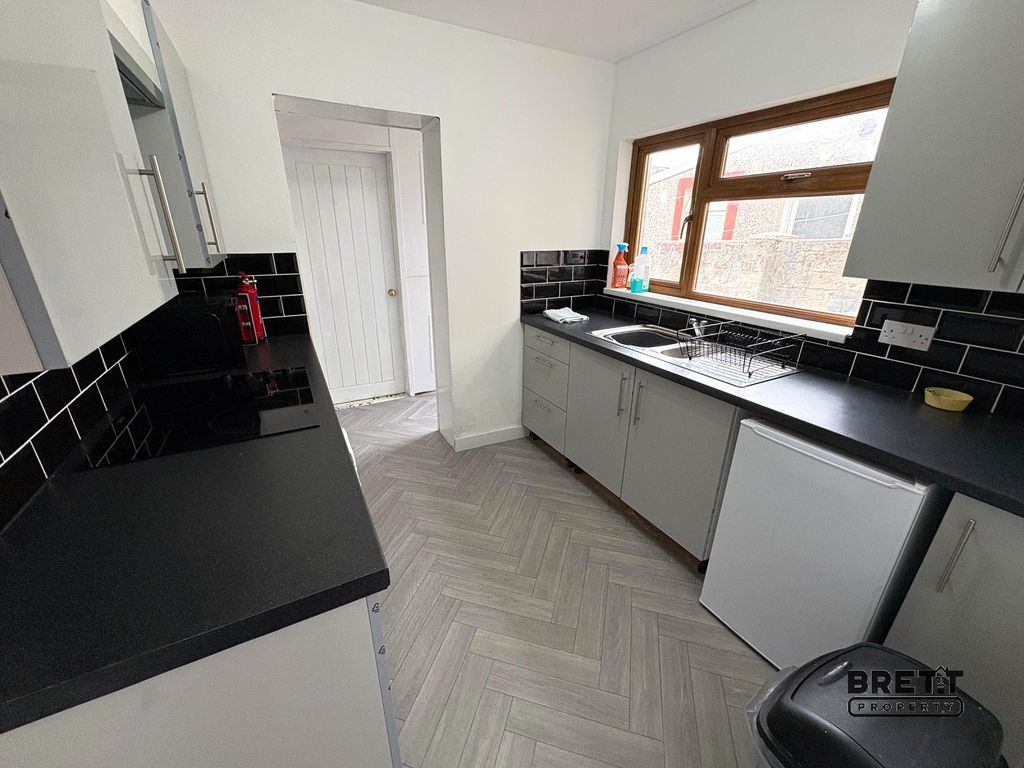 Property photo 3 of 8 Kitchen
