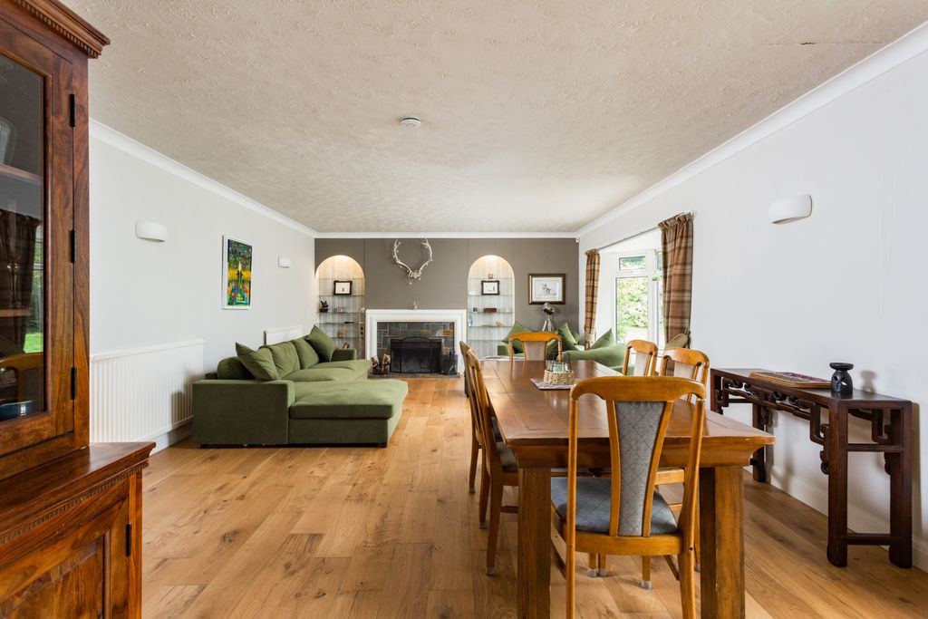 Property photo 3 of 19 Sitting/Dining Room