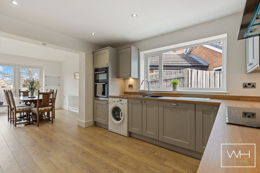 Property photo 3 of 20 2 Aintree Close, Cusworth 09_297