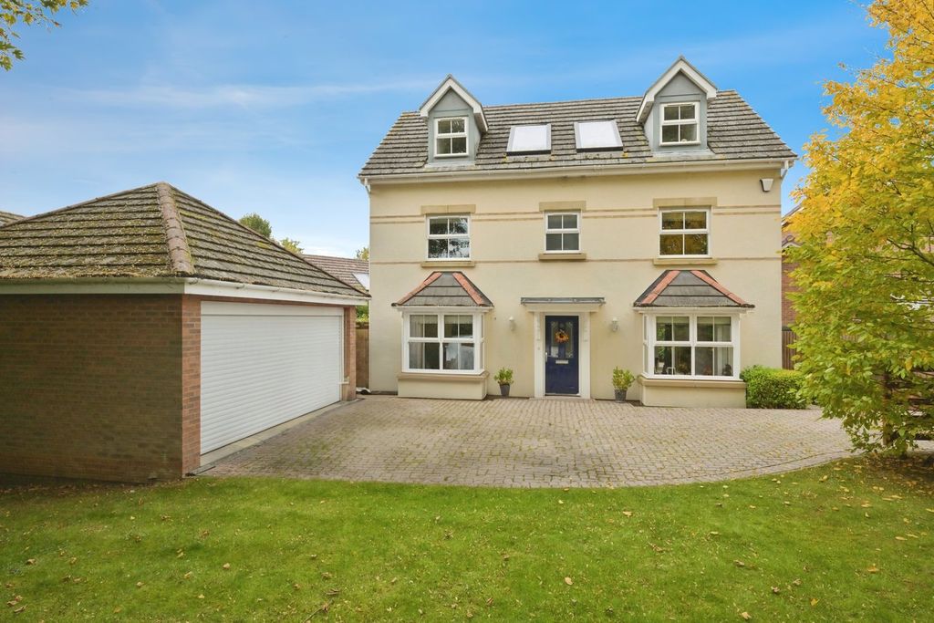 Property photo 1 of 32