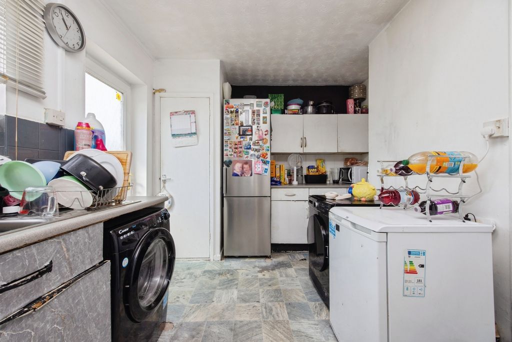 Property photo 3 of 8 Kitchen