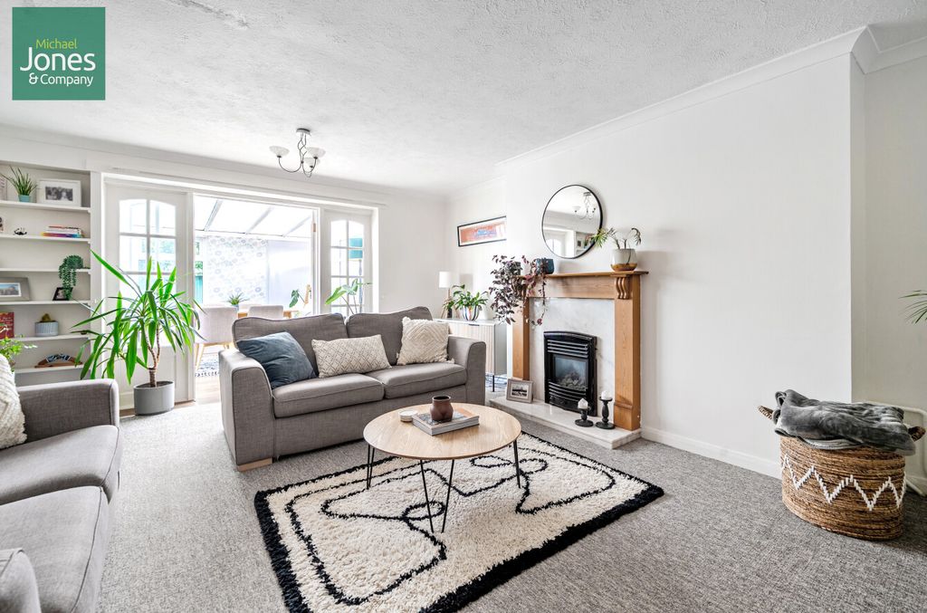 Property photo 2 of 11 Lounge