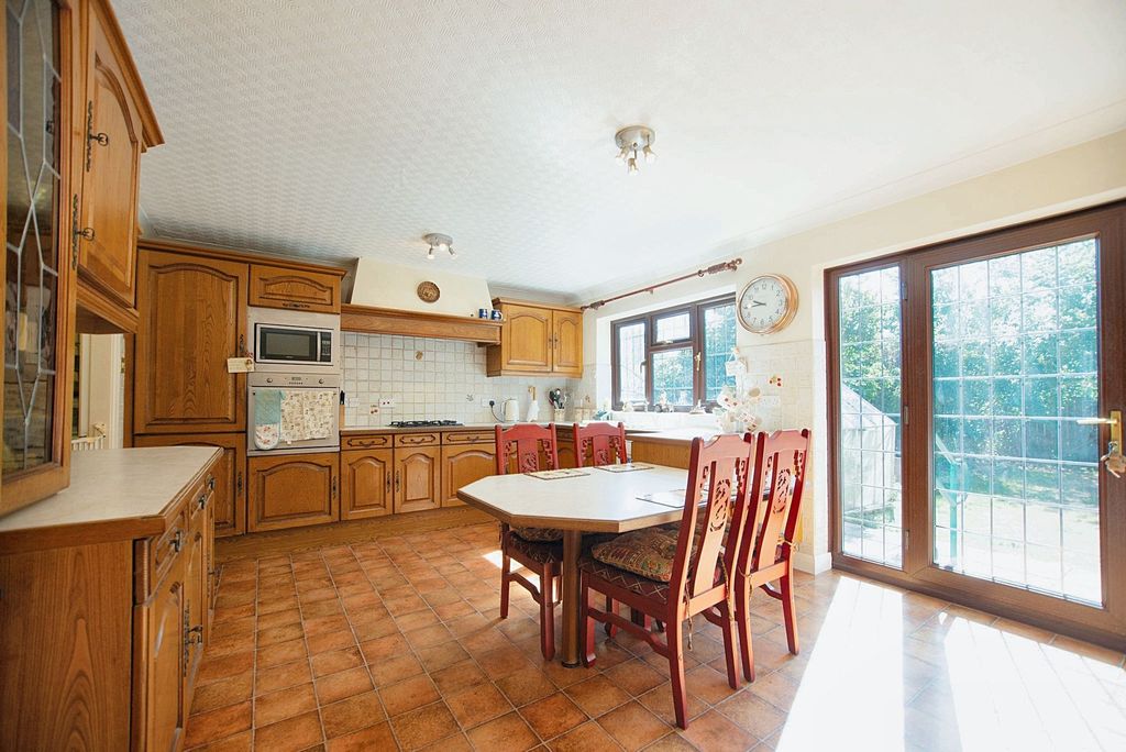 Property photo 2 of 25