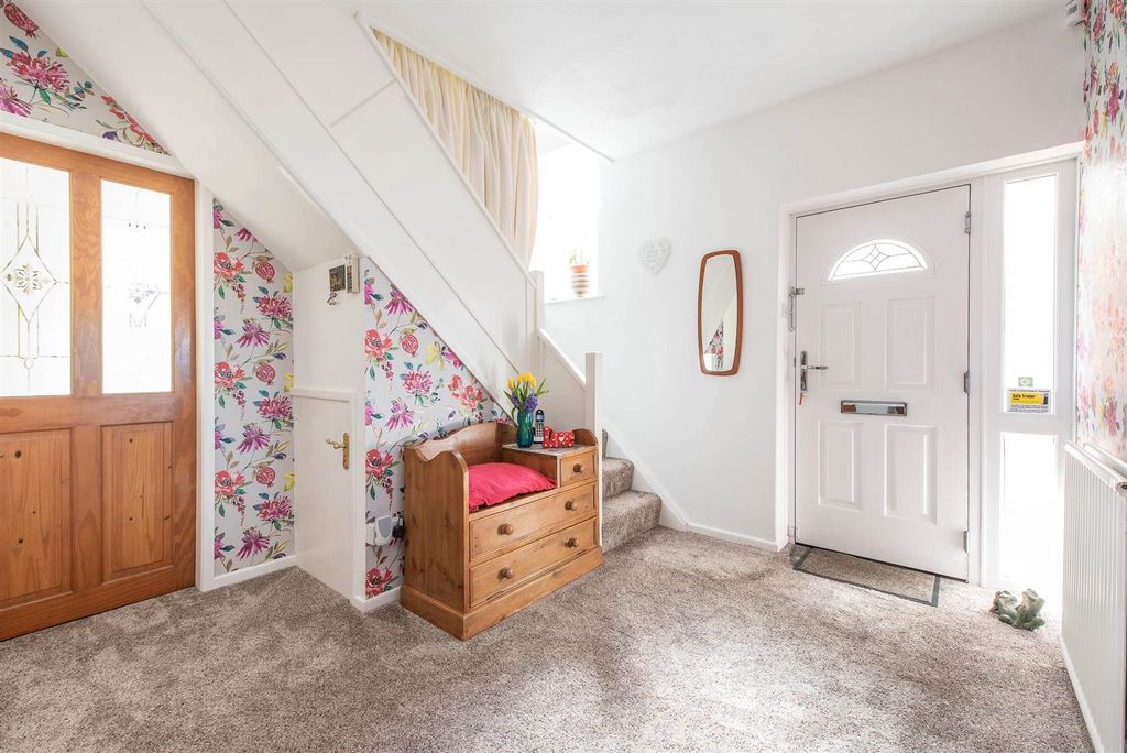 Property photo 3 of 21 Entrance Hall