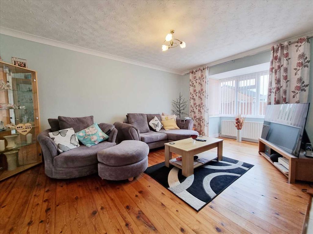 Property photo 2 of 9 Lounge: