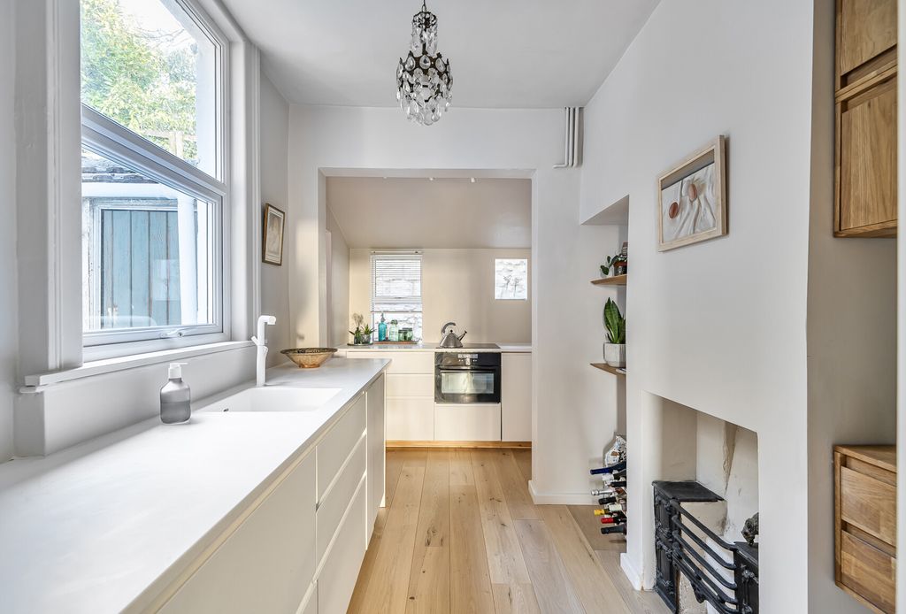 Property photo 3 of 19 Kitchen