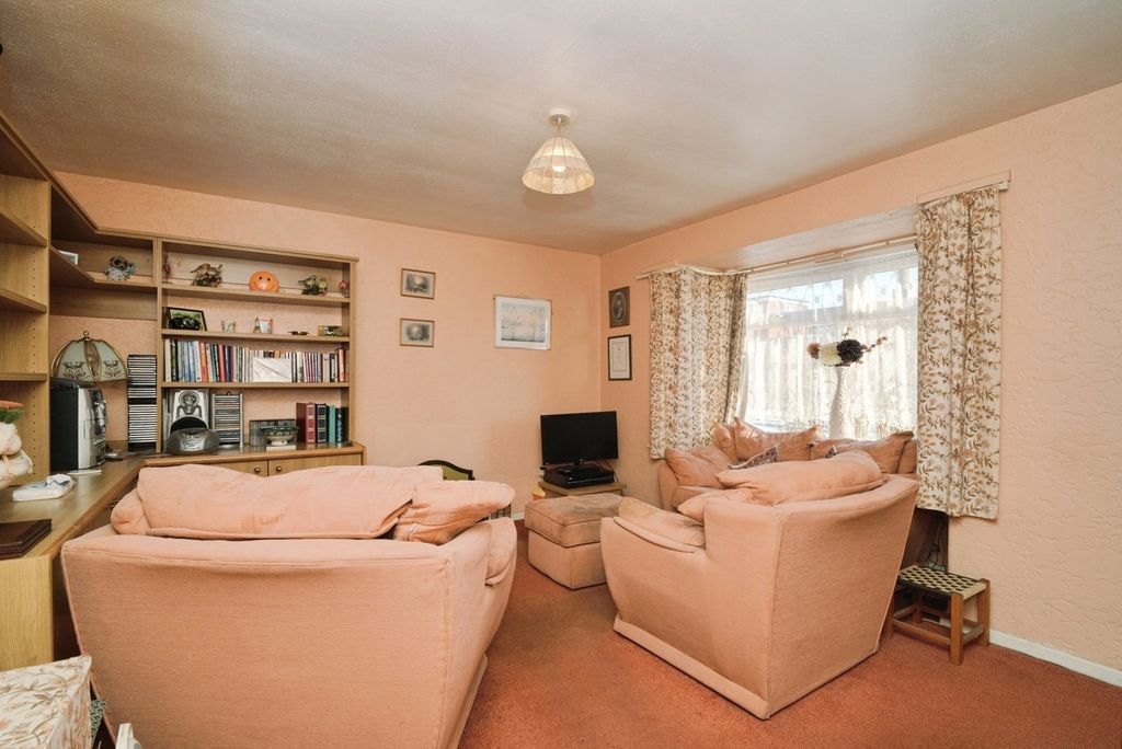 Property photo 2 of 19 Lounge