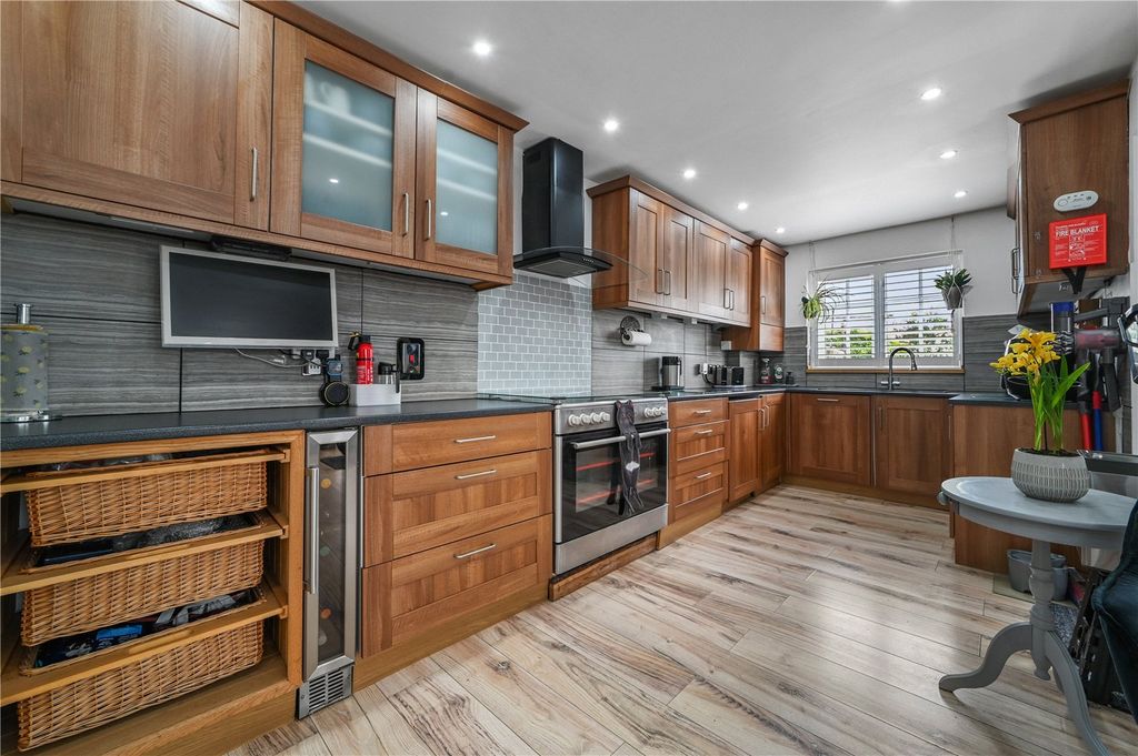 Property photo 3 of 20 Kitchen