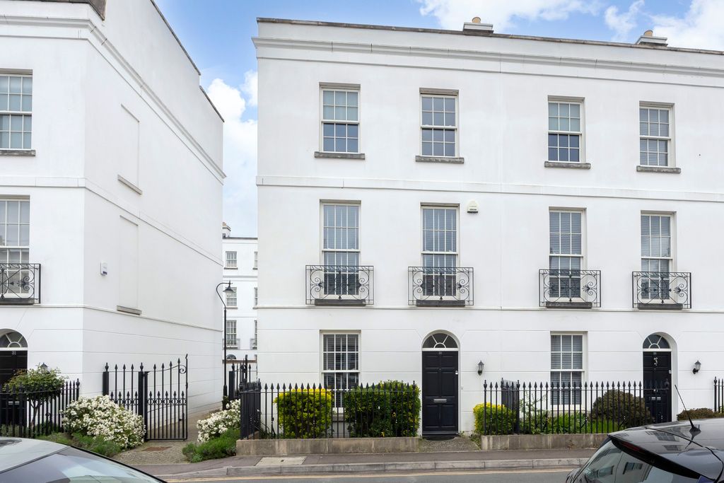 Property photo 1 of 20 Gloucester Place-01